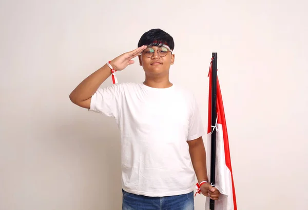 Aziatische Jongen Die Indonesische Vlag Vasthoudt Terwijl Hij Respect Toont — Stockfoto