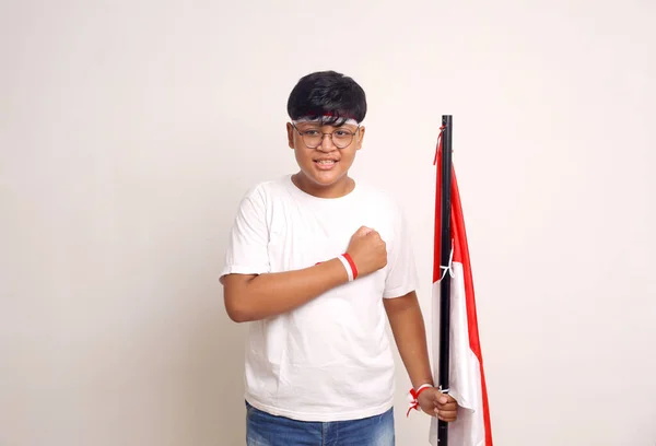 Aziatische Jongen Die Indonesische Vlag Vasthoudt Terwijl Hij Respect Toont — Stockfoto