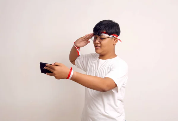 Aziatische Jongen Houdt Mobiele Telefoon Vast Met Saluuthand Online Ceremonie — Stockfoto