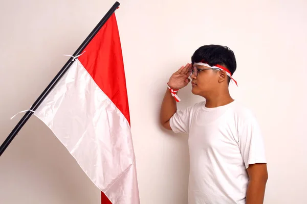 Asiatischer Junge Mit Salutierender Handbewegung Indonesischer Unabhängigkeitstag Isoliert — Stockfoto