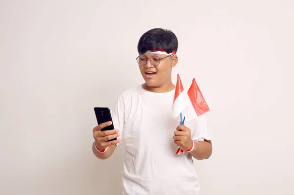 Gelukkige Aziatische Jongen Staat Terwijl Hij Een Mobiele Telefoon Een — Stockfoto