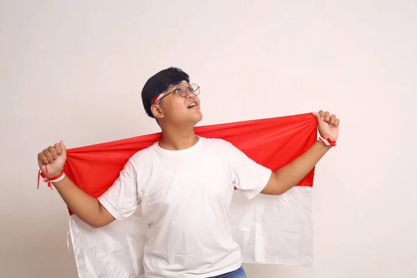 Gelukkige Aziatische Jongen Die Staat Terwijl Hij Indonesische Vlag Draagt — Stockfoto