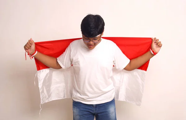 Gelukkige Aziatische Jongen Staat Terwijl Hij Indonesische Vlag Draagt Naar — Stockfoto