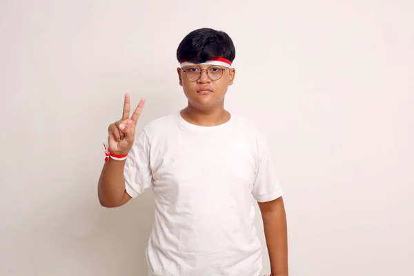Asian Boy Standing While Showing Two Fingers Indonesian Independence Day — ストック写真