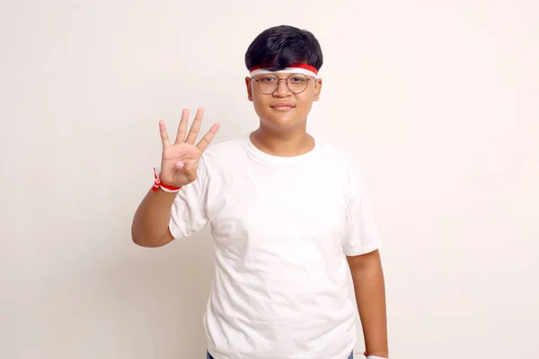 Asyalı Çocuk Dört Parmağını Gösterirken Ayakta Duruyor Endonezya Nın Bağımsızlık — Stok fotoğraf