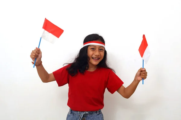 Happy Asian Girl Berdiri Sambil Memegang Bendera Indonesia Untuk Merayakan — Stok Foto