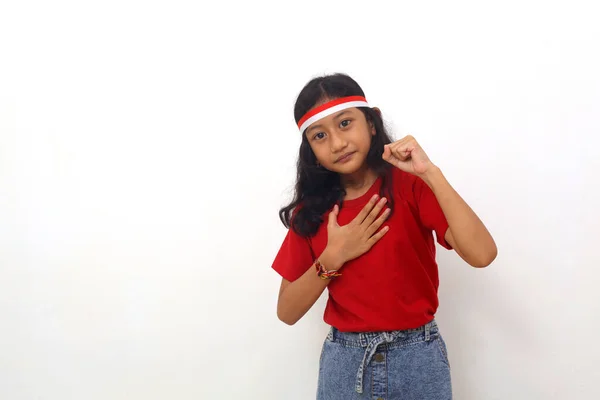 Aziatisch Meisje Staat Met Gebalde Hand Indonesische Onafhankelijkheidsdag Concept Geïsoleerd — Stockfoto