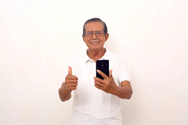 Happy Asian Old Man Standing While Holding Cell Phone Showing — Stockfoto