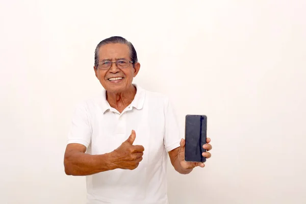 Asian Old Man Standing While Holding Cell Phone Showing Thumbs — Φωτογραφία Αρχείου