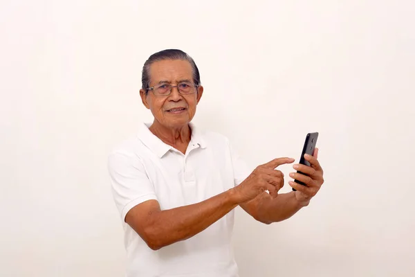 Happy Asian Old Man Standing While Pointing Using Cell Phone — Photo