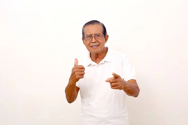 Happy Asian Old Man Standing While Pointing Camera Showing Thumbs — Φωτογραφία Αρχείου