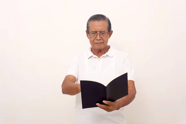 Elderly Asian Man Standing While Reading Book Isolated White Background — Φωτογραφία Αρχείου