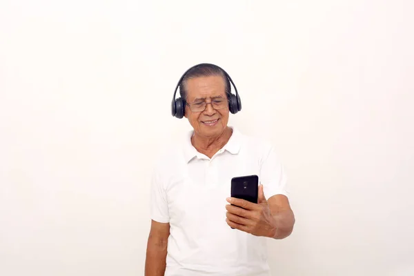 Happy Asian Old Man Standing While Listening Music His Phone — Φωτογραφία Αρχείου