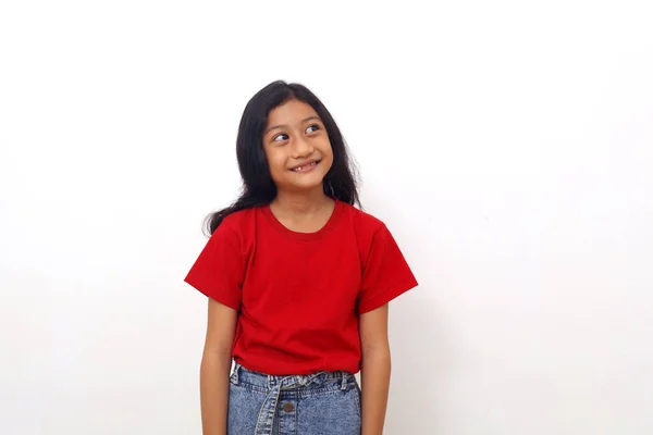Ευτυχισμένο Ασιατικό Κοριτσάκι Στέκεται Ενώ Φαντάζεται Κάτι Απομονωμένο Λευκό Copyspace — Φωτογραφία Αρχείου