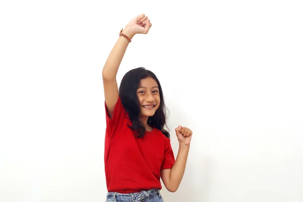 Χαρούμενο Ασιατικό Κοριτσάκι Που Στέκεται Πετυχημένη Χειρονομία Σφιγμένο Χέρι Απομονωμένα — Φωτογραφία Αρχείου
