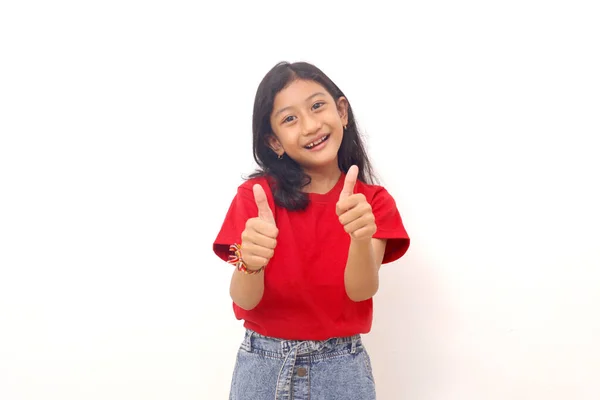 Ευτυχισμένο Ασιατικό Κοριτσάκι Στέκεται Ενώ Δείχνει Τους Αντίχειρες Επάνω Απομονωμένα — Φωτογραφία Αρχείου