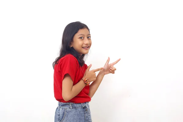 Ευτυχισμένο Ασιατικό Κοριτσάκι Στέκεται Ενώ Δείχνει Κάτι Πλάγια Απομονωμένο Λευκό — Φωτογραφία Αρχείου