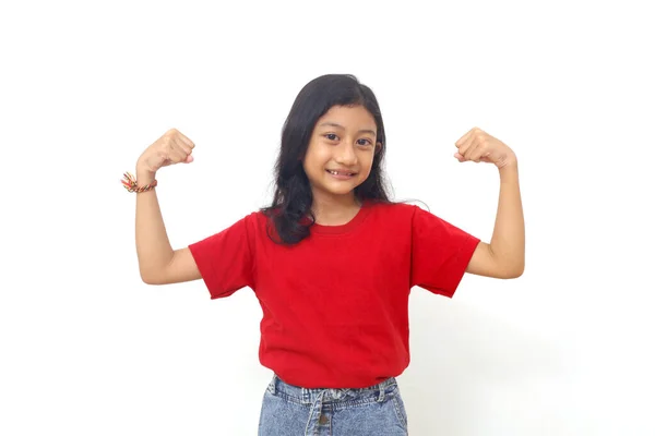 Ευτυχισμένο Ασιατικό Κοριτσάκι Στέκεται Ενώ Δείχνει Ισχυρή Χειρονομία Χέρι Απομονωμένα — Φωτογραφία Αρχείου