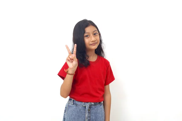 Ευτυχισμένο Ασιατικό Κοριτσάκι Στέκεται Ενώ Δείχνει Δύο Δάχτυλα Απομονωμένα Λευκό — Φωτογραφία Αρχείου