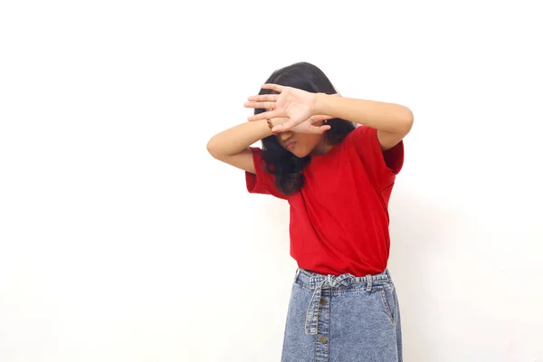 Αγχωμένη Ασιάτισσα Που Στέκεται Ενώ Καλύπτει Πρόσωπό Της Χέρια Απομονωμένα — Φωτογραφία Αρχείου