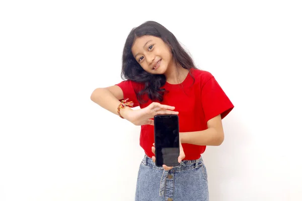 Happy Asian Little Girl Standing While Showing Blank Cell Phone — Fotografia de Stock