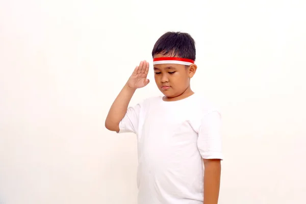 Азиатский Мальчик Стоящий Уважением Приветствием Концепция Дня Независимости Индонезии — стоковое фото