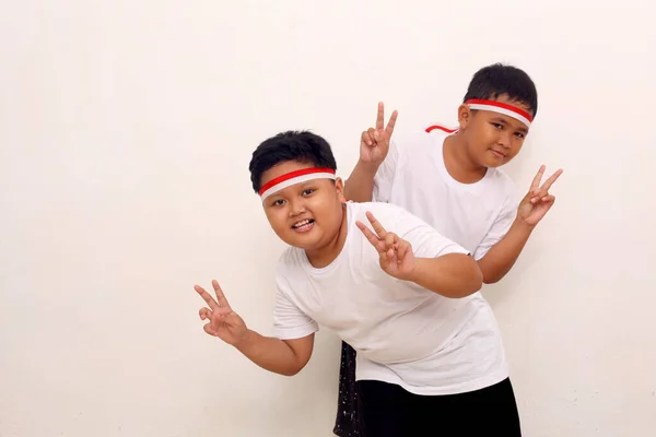 Cheerful Two Asian Boys Standing Victory Hand Gesture Indonesian Independence — Stock Fotó