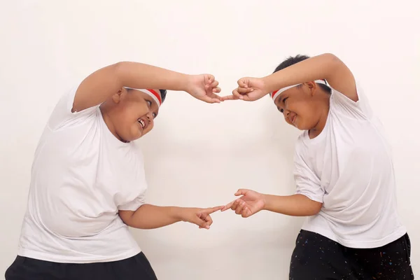 Χαρούμενα Δύο Ασιατικά Αγόρια Στέκονται Χειρονομία Χέρι Σύντηξης Ινδονησιακή Ιδέα — Φωτογραφία Αρχείου