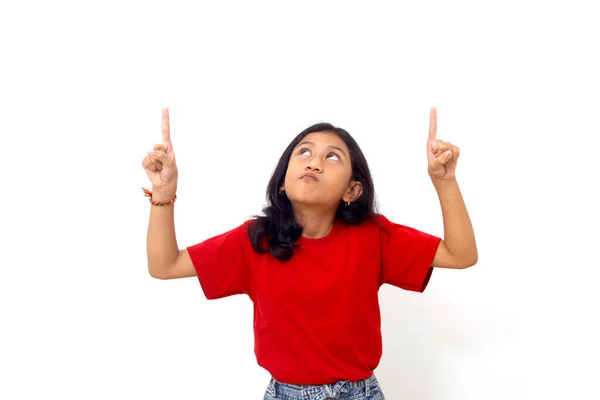 Счастливая Азиатская Маленькая Девочка Стоит Указывая Сверху Isolated White Copyspace — стоковое фото