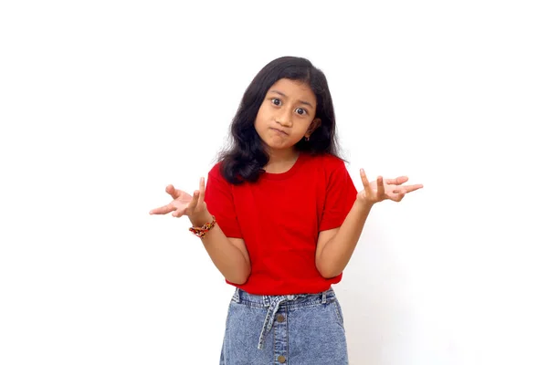 Ασιατικό Κοριτσάκι Στέκεται Συγκεχυμένη Έκφραση Ανοιχτές Αγκάλες Χωρίς Ιδέα Και — Φωτογραφία Αρχείου