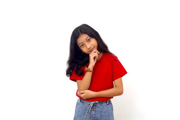 Щаслива Азіатська Дівчинка Стоїть Дивлячись Камеру Ізольовані Білому Тлі — стокове фото