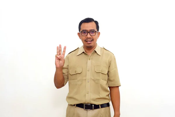 Ευτυχισμένοι Ινδονήσιοι Κυβερνητικοί Υπάλληλοι Στέκονται Όρθιοι Ενώ Δείχνουν Τρία Δάχτυλα — Φωτογραφία Αρχείου