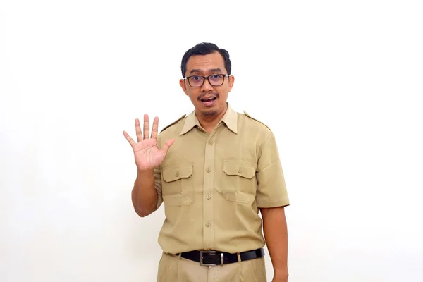 Happy Indonesian Government Employees Standing While Showing Five Fingers Isolated — Stok fotoğraf