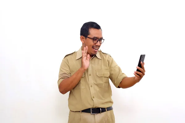 Взволнованные Индонезийские Государственные Служащие Стоящие Время Видеозвонка Селфи Изолированные Белом — стоковое фото