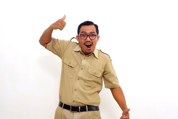 Задоволені Працівники Уряду Індонезії Стоять Показуючи Пальцями Вгору Ізольовані Білому — стокове фото