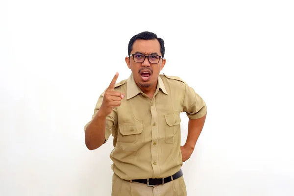 Розгніваний Індонезійський Державний Службовець Стоячи Кричачи Ізольовані Білому Тлі — стокове фото