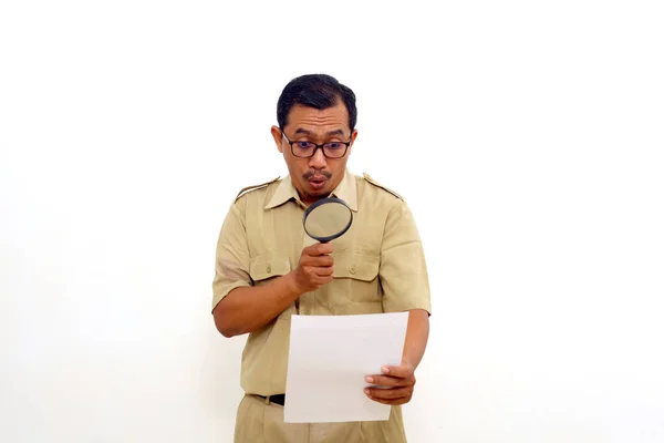 Surprised Indonesian Government Employees Standing While Reading Report Magnifying Glass — Foto de Stock
