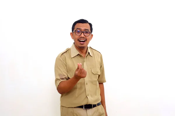 Ευτυχισμένοι Ινδονήσιοι Κυβερνητικοί Υπάλληλοι Στέκονται Ενώ Κάνουν Χειρονομίες Χρημάτων Απομονωμένα — Φωτογραφία Αρχείου