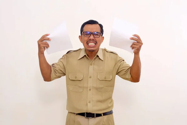Angry Indonesian Government Employees Standing While Holding Paper Dissatisfied Report — Zdjęcie stockowe