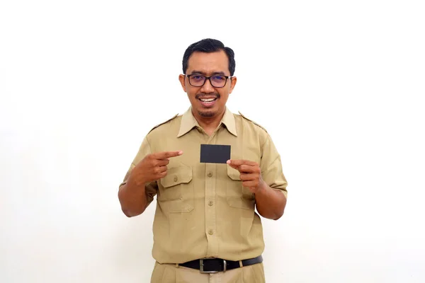 Ευτυχισμένοι Ινδονήσιοι Κυβερνητικοί Υπάλληλοι Που Στέκονται Κρατώντας Λευκή Κάρτα Απομονωμένα — Φωτογραφία Αρχείου