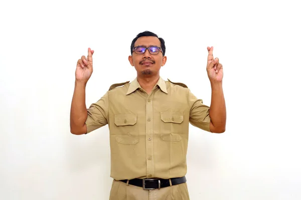 Индонезийские Правительственные Служащие Стоящие Жестом Скрестив Пальцы Улыбаясь Надеждой Закрыв — стоковое фото