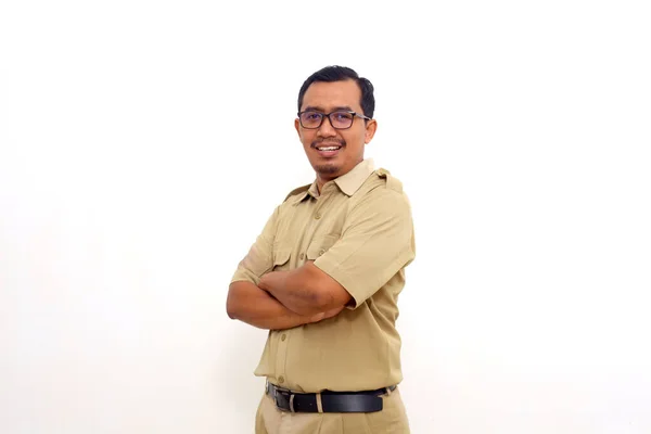 Счастливые Индонезийские Государственные Служащие Стоящие Смотрящие Камеру Сложенными Руками — стоковое фото