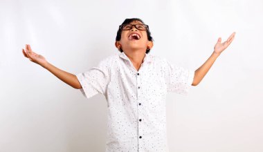 Asyalı heyecanlı öğrenci şaşırmış bir ifadeyle yukarı bakıyor. Beyazda izole edilmiş