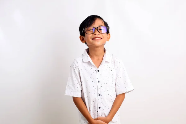 笑顔で立っている幸せなアジア系の少年 白地に隔離された — ストック写真