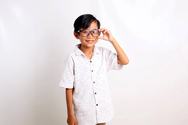 Feliz Asiático Colegial Pie Mientras Sostiene Las Gafas Aislado Sobre — Foto de Stock