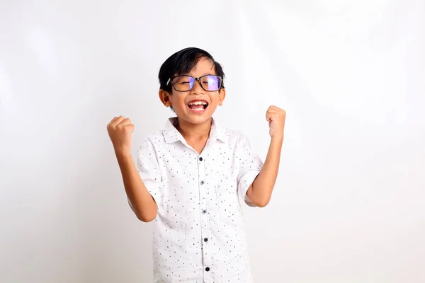 Minnettar Asyalı Okul Çocuğu Yumruklarını Havada Tutuyor Başarıyı Kutluyor Beyaz — Stok fotoğraf