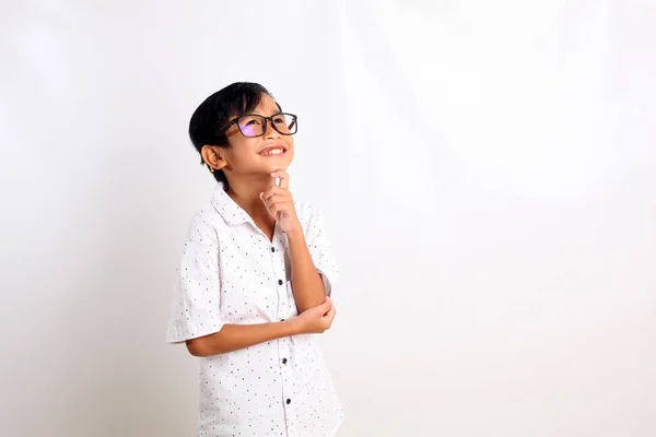 Felice Studente Asiatico Piedi Mentre Sogna Qualcosa Isolato Sfondo Bianco — Foto Stock