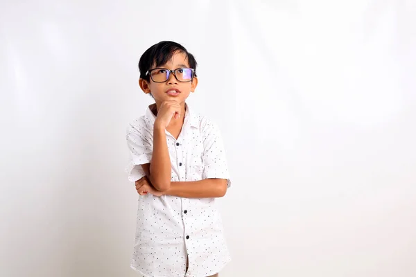Eftertänksam Asiatisk Pojke Som Står Och Tittar Upp Isolerad Vit — Stockfoto