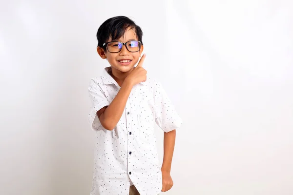 Parmağıyla Işaret Ederken Ayakta Duran Sevimli Asyalı Çocuk Beyaz Arkaplanda — Stok fotoğraf