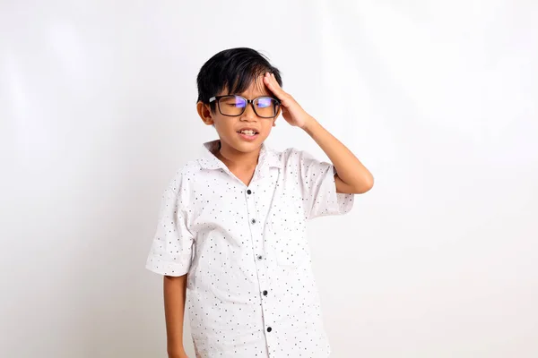 Asyalı Okul Çocuğu Başını Tutarken Ayakta Duruyor Baş Ağrısından Muzdarip — Stok fotoğraf